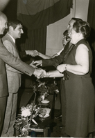 F011091 Felicitaties voor dhr. en mevr. L.A. Verburg, 25 jaar Burgemeester van IJsselmuiden.