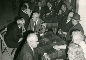 F011092 Genodigden bij het jubileum van L.A. Verburg, 25 jaar Burgemeester van IJsselmuiden.
