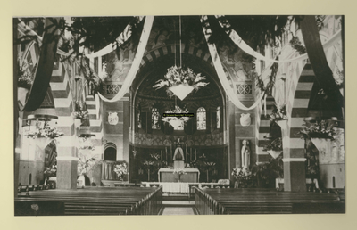 F007678 Interieur R.K. Kerk IJsselmuiden, de kerk is versierd ter gelegenheid van het 25 jarig priesterfeest van ...