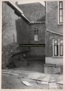 F001021 Gedeelte van de Hervormde kerk op het Kampereiland, gezien vanaf het erfachter de meesterswoning.