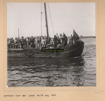 F004810 Het pontveer over de IJssel ter hoogte van het Ganzendiep – met de Ganzendiepbrug op de achtergrond - in 1941 ...