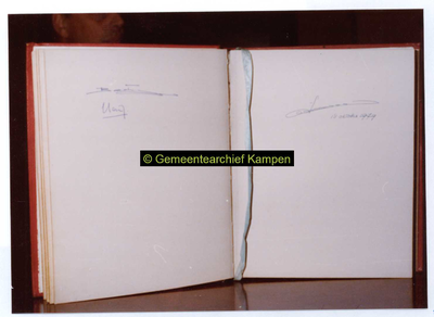 F004908 Werkbezoek van koningin Juliana aan Kampen; handtekeningen van koninginJuliana (182) en van prinses Beatrix, ...