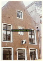 F006503 Bovenste gedeelte van de voorgevel van pand Boven Nieuwstraat 108, waarin de gevelsteen met het wapen van de ...
