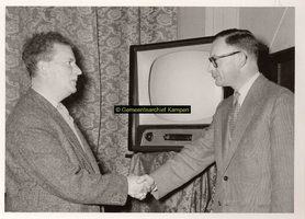 F001177 Overhandiging van een televisietoestel voor de bewoners van de Gast- en Proveniershuizen namens de Kamper ...
