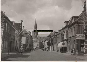 F000814 De Graafschap en centraal op deze foto de Bovenkerk, rechts de firma Kamphuis, deze vroeg in 1950 ...