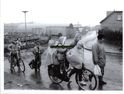 F004809 Dorpstraat met enkele bewoners, gezien vanaf de Noordweg, tijdens derenovatie van het Kloosterkwartier, ...