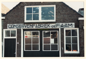 F008120 Vooraanzicht van de Conservenfabriek De Faam in IJsselmuiden, het gebouw is gesloopt in april 1989. De fabriek ...