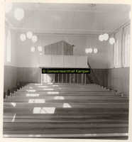 F001024 Interieur van de Nederlands Hervormde Kerk op het Kampereiland met onder andere ingang en orgel, gezien vanaf ...
