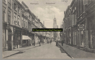 F001244 Oudestraat, gezien ter hoogte van de Lampetsteeg, richting Nieuwe Toren.