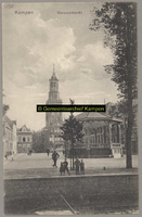 F001150 De Nieuwe Markt met muziektent en Nieuwe Toren, links in de hoek (witte gebouw) hotel het Hof van Holland. ...