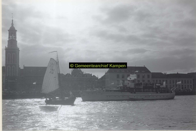 F007120 Botenschouw tijdens de Open Monumentendag op de IJssel. Met op de achtergrond midden de voormalige ...