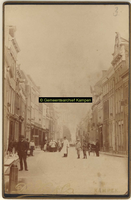 F001240 Oudestraat, gezien ter hoogte van de Dwarssteeg, links naast de straatlantaarn een kapperszaak (coiffeur).