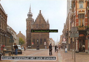 F005688 Oudestraat met centraal het Oude Raadhuis.