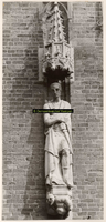 F001380 Zandstenen beeld, voorstellende Karel de Grote, bevestigd aan de gevel van het Oude Raadhuis aan de Oudestraat ...