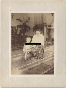 F006760 Jan de Wilde (?), (1902 (?)-), en zijn moeder Clara Johanna Resner (?),1870-1952, of Charlotte Philippine Boers ...