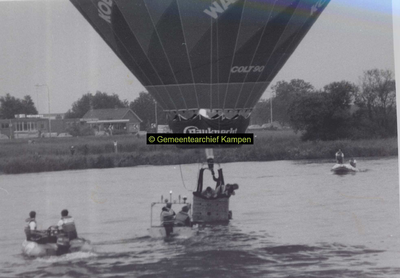 F007370 Vaart van de Bauknecht-ballon met piloot Hans Zoet boven Kampen ter gelegneheid van het water- en ...