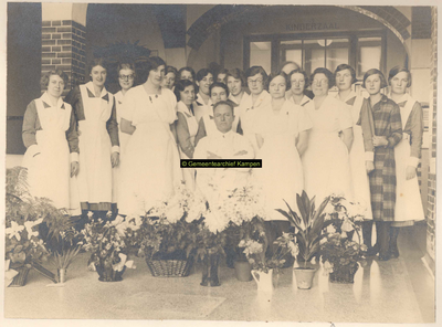 F001176 Personeel van het Stadsziekenhuis en geneesheer-directeur J.K.W. Kehrer (zittend), zuster U. Zandijk (zie pijl) ...