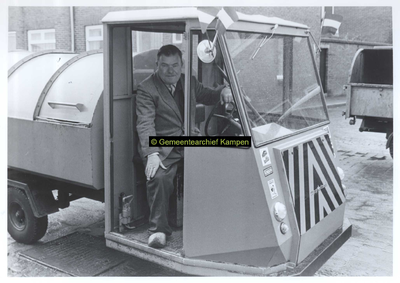 F006997 Jan Schreurs, ambtenaar van de gemeentereiniging in zijn vuilnis ophaalwagen.
