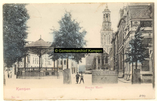 F001144 De Nieuwe Markt met muziektent en de Nieuwe Toren, rechts vooraan, op de hoek met de Burgwal het ...