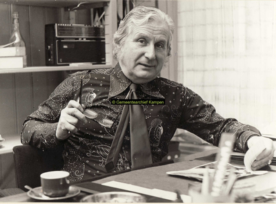 F007815 John Kummer, de eerste voorlichtingsambtenaar van de stad Kampen.Was voordien werkzaam op de afdeling ...