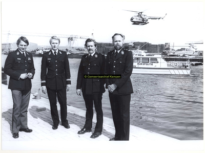 F004758 Vier leden van de Rijkspolitie te water (namen onbekend) bij de haven ophet industrieterrein.