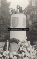 F002007 Monument voor de in Indië gesneuvelde militairen 1945-1948 in het stadsplantsoen.Voorstellende: groep biddende ...