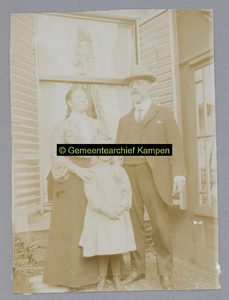 F003071 Mr. Jurjen Nanninga Uitterdijk, gemeentearchivaris van 1872 - 1917 met zijn vrouw en dochter. Uitterdijk huwde ...