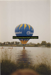F007361 Vaart van de Bauknecht-ballon met piloot Hans Zoet boven Kampen ter gelegneheid van het water- en ...