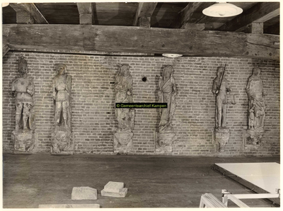 F001369 De zes oude oorspronkelijke zandstenen beelden, afkomstig van de westgevel van het Oude Raadhuis, thans te ...