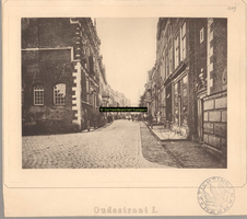 F001229 Oudestraat, met links het Oude Raadhuis met trap en rechts de ingang van de Nieuwe Toren,gezien richting ...