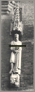 F001377 Zandstenen beeld, voorstellende Alexander de Grote, bevestigd aan de gevel van het Oude Raadhuis op ...
