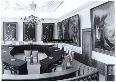 F007019 Interieur van de Raadzaal in het Raadshuis, met schilderijen van de regerende vorsten van Oranje..