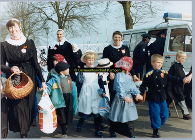 F004956 Bezoek van de Koninklijke familie;optocht over de IJsselkade.