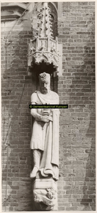 F001378 Zandstenen beeld, voorstellende Alexander de Grote, bevestigd aan de gevel van het oude Raadhuis aan de ...