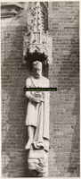 F001378 Zandstenen beeld, voorstellende Alexander de Grote, bevestigd aan de gevel van het oude Raadhuis aan de ...