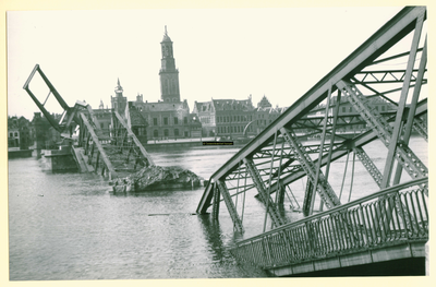 F008650 Kampen in oorlogstijd. De brug is gebombardeerd om de stad ontoegankelijk te maken.