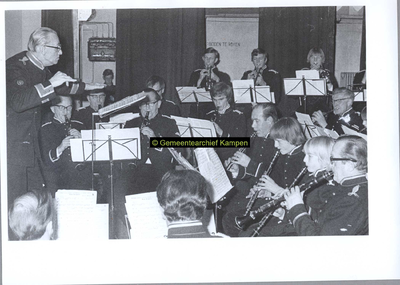 F003030 Dhr. C. Hengeveld jr. dirigent van het Stedelijk Muziekkorps tijdens een repetitie. .