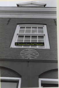 F007157 Gevelsteen, aangebracht in de voorgevel van Oudestraat 4 te Kampen, het oudste schepenhuis of raadhuis .