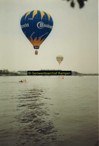 F007360 Vaart van de Bauknecht-ballon met piloot Hans Zoet boven Kampen ter gelegneheid van het water- en ...