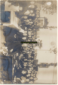 F006491 Groepsfoto van regenten, wezen en genodigden bijeen ter gelegenheid van het 25-jarig jubileum van J.M.C. ...