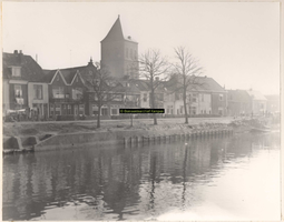 F000866 Oude Buitenhaven en Buitenkade, met toren van de Buitenkerk.