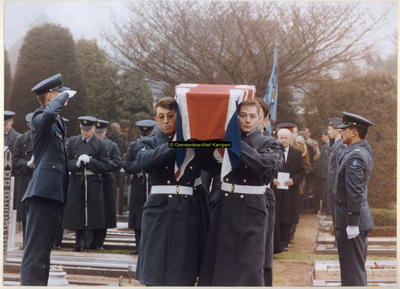 F006754 Het dragen van de kist met de resten van de 2 Britse sergeants T. Gribbon enW. Wallinger naar het graf op de ...