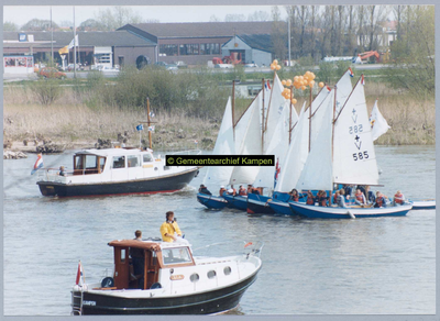 F005013 Diverse boten op de IJssel ter gelegenheid van de feestelijkheden van Koninginnedag tijdens het bezoek van de ...