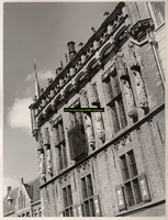 F001366 Beelden en laat-gotische ijzeren kooi aan de gevel van het Oude Raadhuis aan de Oudestraat, v.l.n.r. Karel de ...