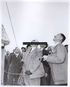 F005807 Onthulling van de naam van molen d' Olde Zwarver door wethouder H.J. Broek na de verplaatsing. Rechts van hem: ...