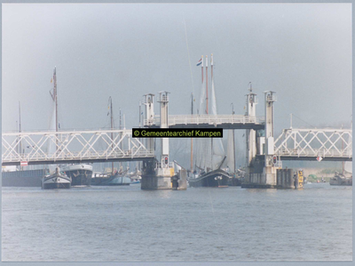 F004936 Bezoek van de Koninklijke familie; Oude IJsselbrug en schepen van onderandere de Hanzestadcompagnie, gezien ...