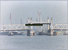 F004936 Bezoek van de Koninklijke familie; Oude IJsselbrug en schepen van onderandere de Hanzestadcompagnie, gezien ...