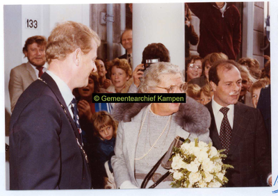 F004898 Werkbezoek van koningin Juliana aan Kampen; van links naar rechts: 1. journalist H. de Koning, 2. burgemeester ...