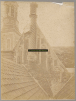 F001333 Zijgevel van het Oude Raadhuis bij het dak van het aangrenzende Gemeentehuis, aan de fraaie schoorsteen hangt ...