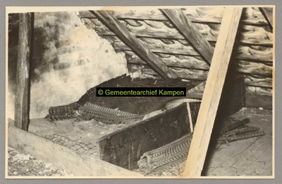 F001185 Kinderslaapplaats op de zolder van een Schokkerhuis aan de Noordweg nr. 94.